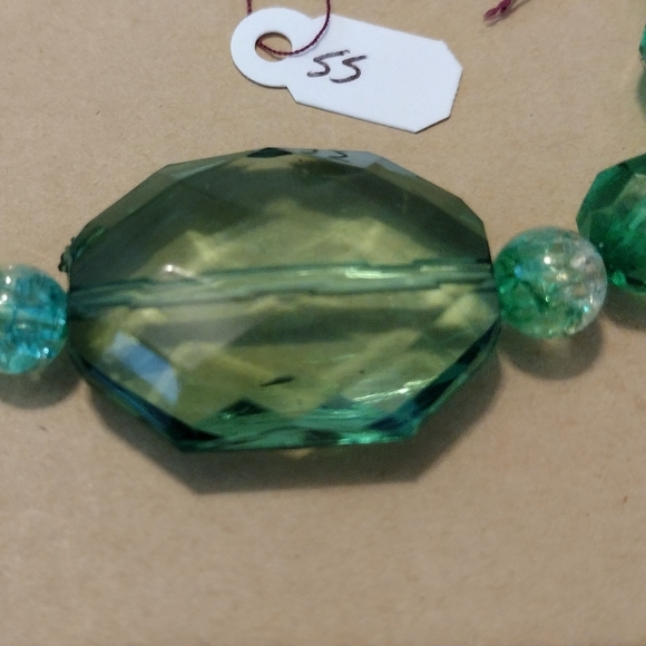 Artemis's Gems custom-made beaded bracelet with large green gem - Picture 3 of 4